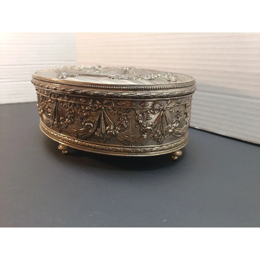 Vintage JENNINGS BROTHERS COURTING COUPLE HIGH RELIEF SILVERPLATE JEWELRY BOX